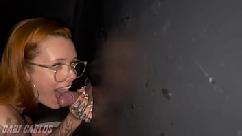 Mio marito ha portato me e la mia amica al gloryhole per fare un pompino e fare un gran pompino a quelle più dotate