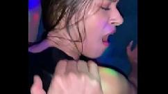 Giovane latina scopa duramente con uno sconosciuto in discoteca