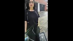 Portando un ordine incontro questa strana e bella ragazza