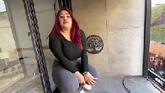 La mia amica troia mi propone di scopare davanti a tutti i vicini