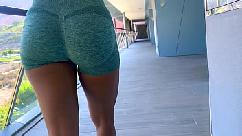 Una giovane donna viene sedotta dal suo insegnante di tennis e si unisce a un folle gioco sessuale